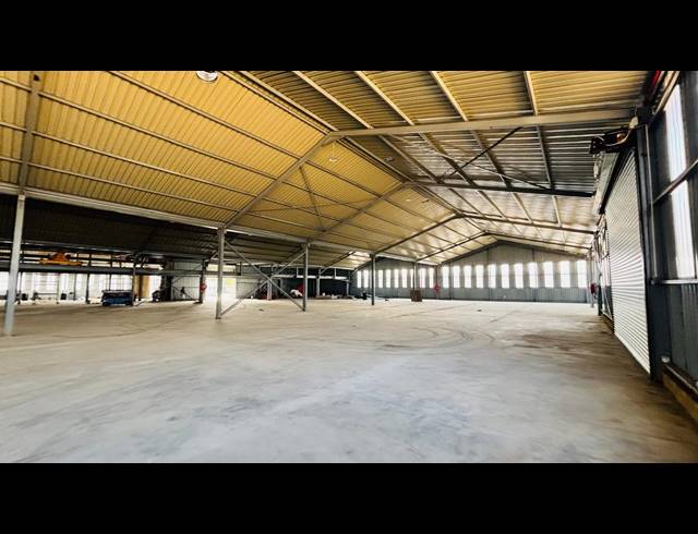 3,740M² WAREHOUSE TO LET IN CHAMDOR